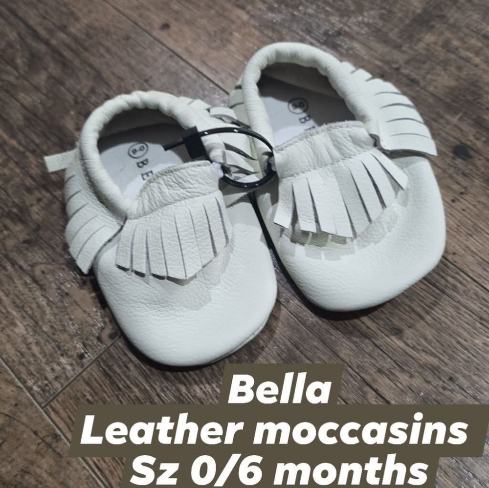 Bella baby girl shoes sz 0/6 months
